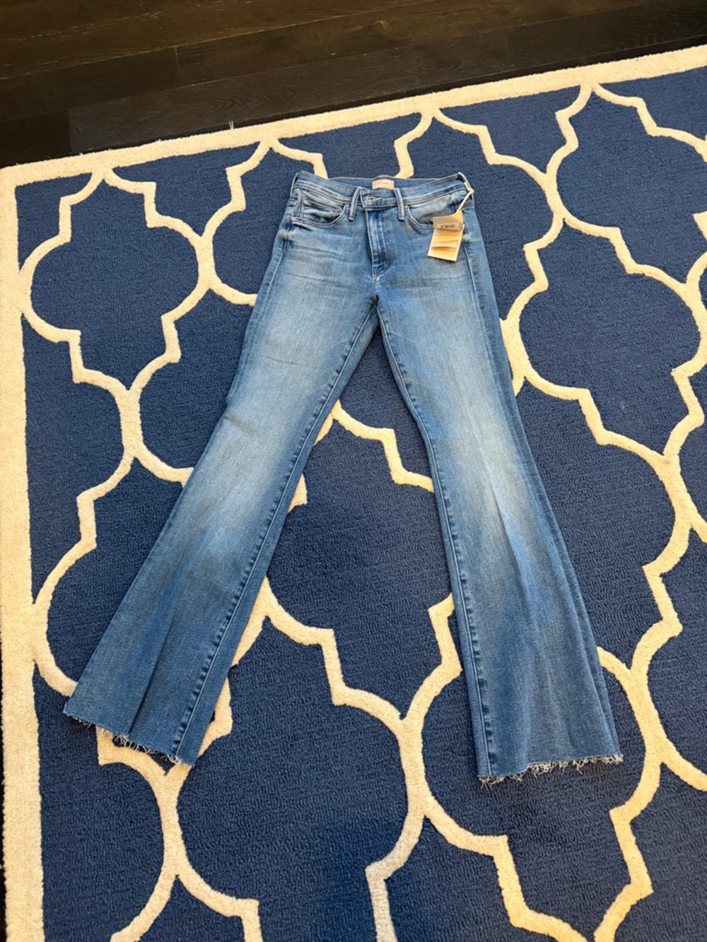 Mother denim the weekender fray size 27 groovy kind of love
